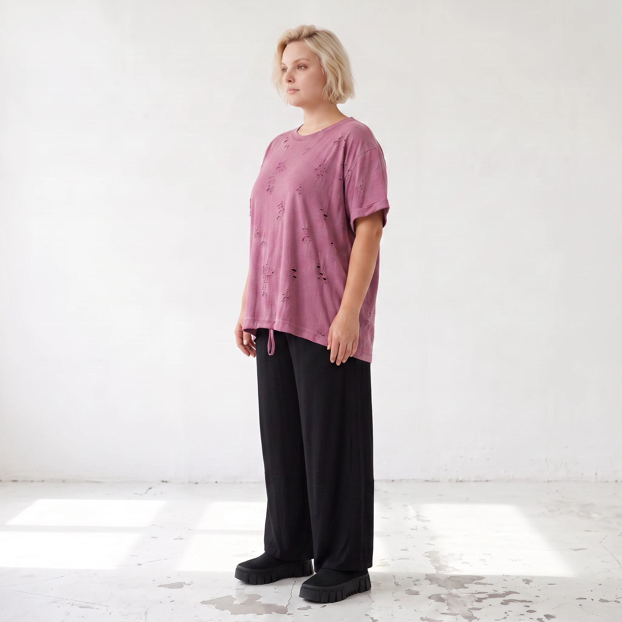Shirt in Weinrot mit Stern Print im Used Look aus Baumwolljersey mit geradem Schnitt