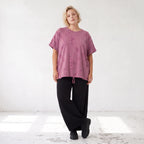 Shirt in Weinrot mit Stern Print im Used Look aus Baumwolljersey mit geradem Schnitt