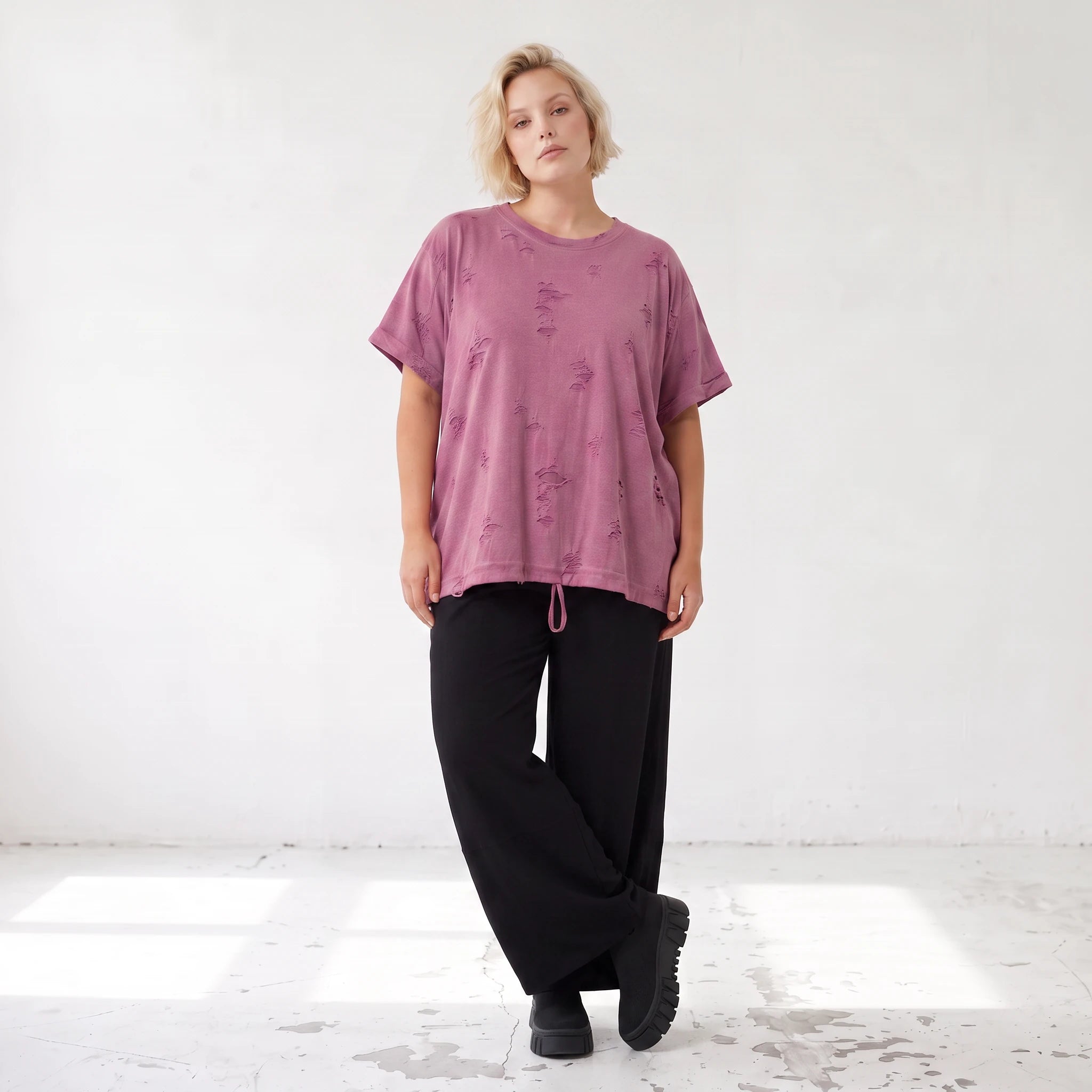 Shirt in Weinrot mit Stern Print im Used Look aus Baumwolljersey mit geradem Schnitt