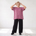 Shirt in Weinrot mit Stern Print im Used Look aus Baumwolljersey mit geradem Schnitt