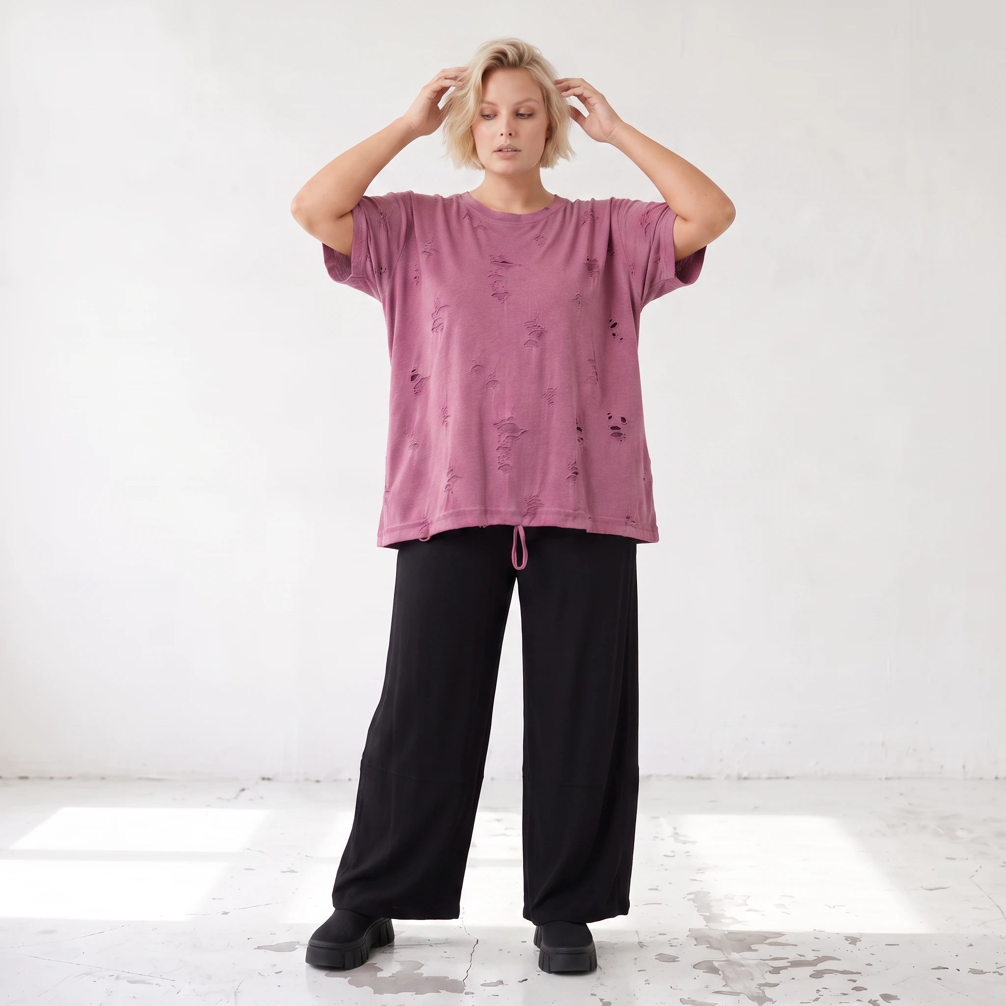 Shirt in Weinrot mit Stern Print im Used Look aus Baumwolljersey mit geradem Schnitt