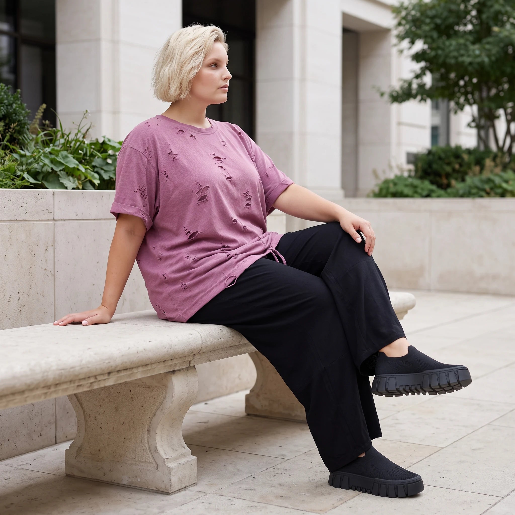 Shirt in Weinrot mit Stern Print im Used Look aus Baumwolljersey mit geradem Schnitt