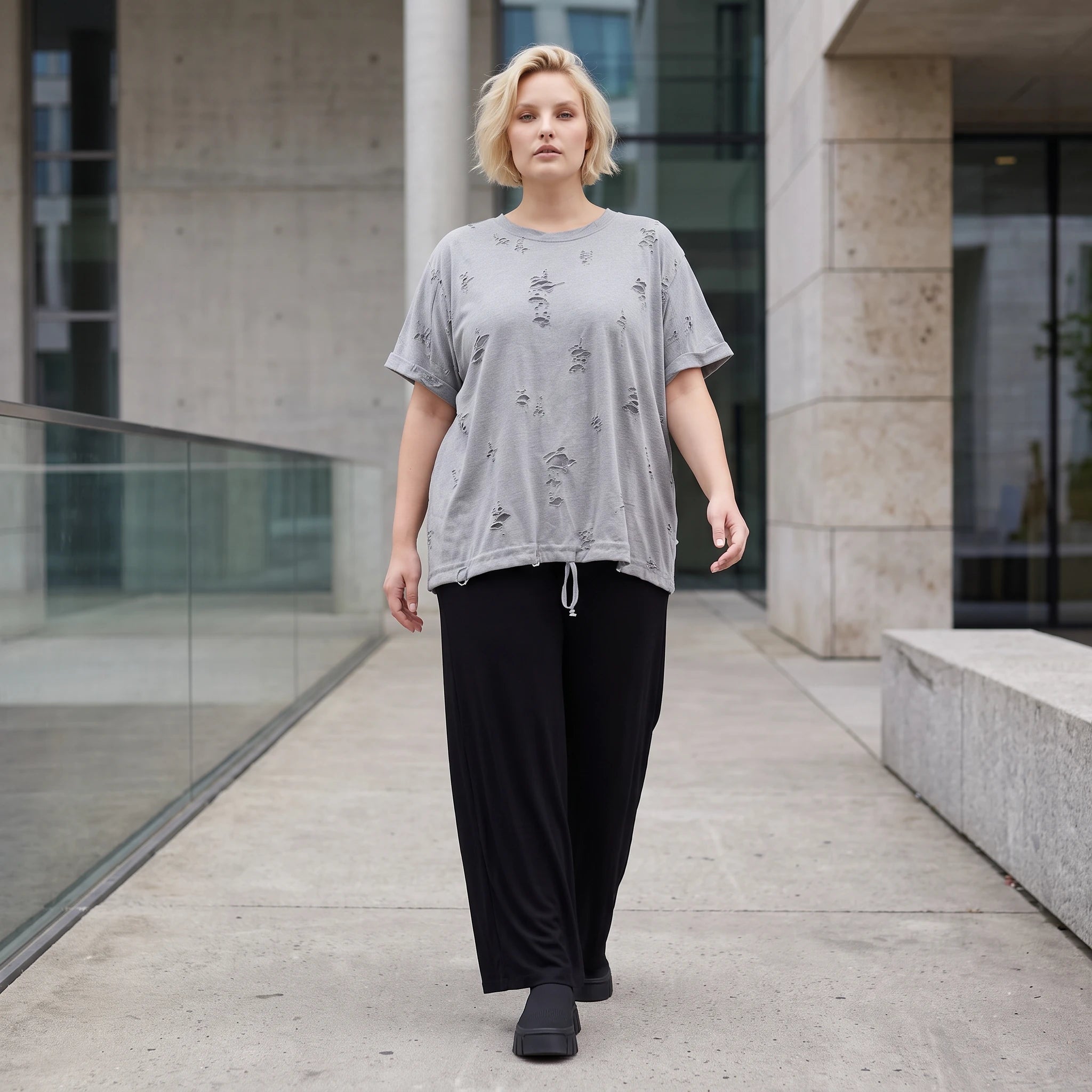 Graues Shirt im Destroyedlook aus weichem Jersey mit Rundhalsausschnitt geradem Schnitt