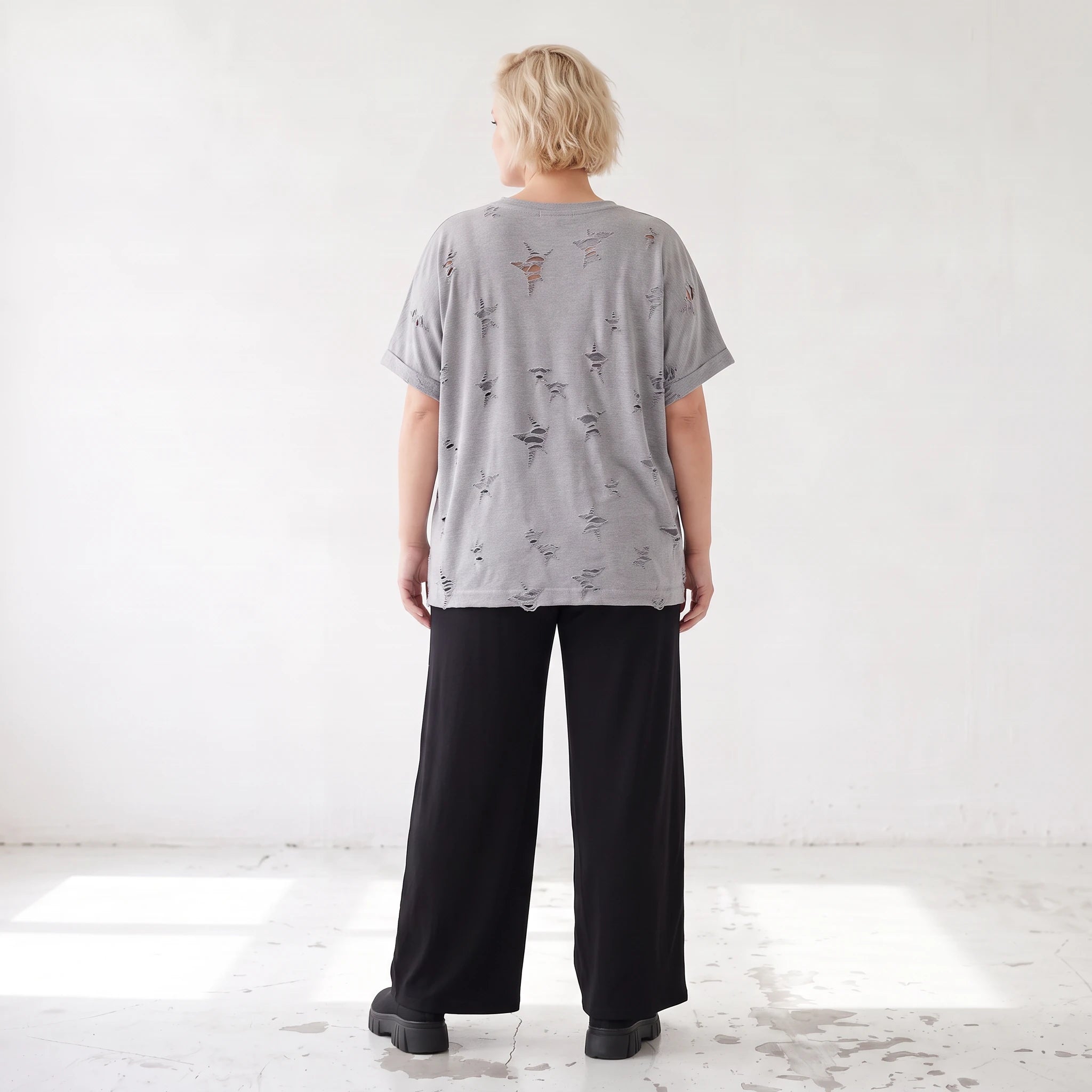 Graues Shirt im Destroyedlook aus weichem Jersey mit Rundhalsausschnitt geradem Schnitt