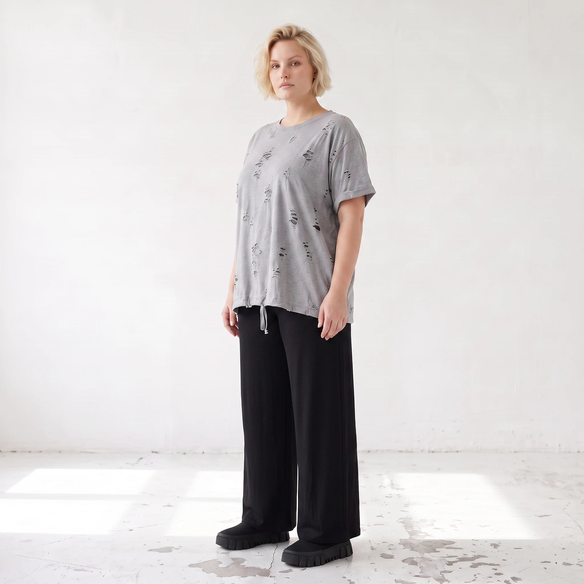Graues Shirt im Destroyedlook aus weichem Jersey mit Rundhalsausschnitt geradem Schnitt