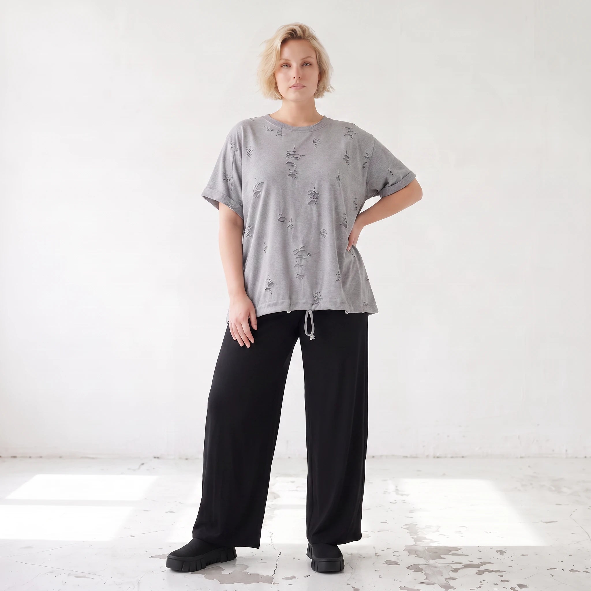 Graues Shirt im Destroyedlook aus weichem Jersey mit Rundhalsausschnitt geradem Schnitt