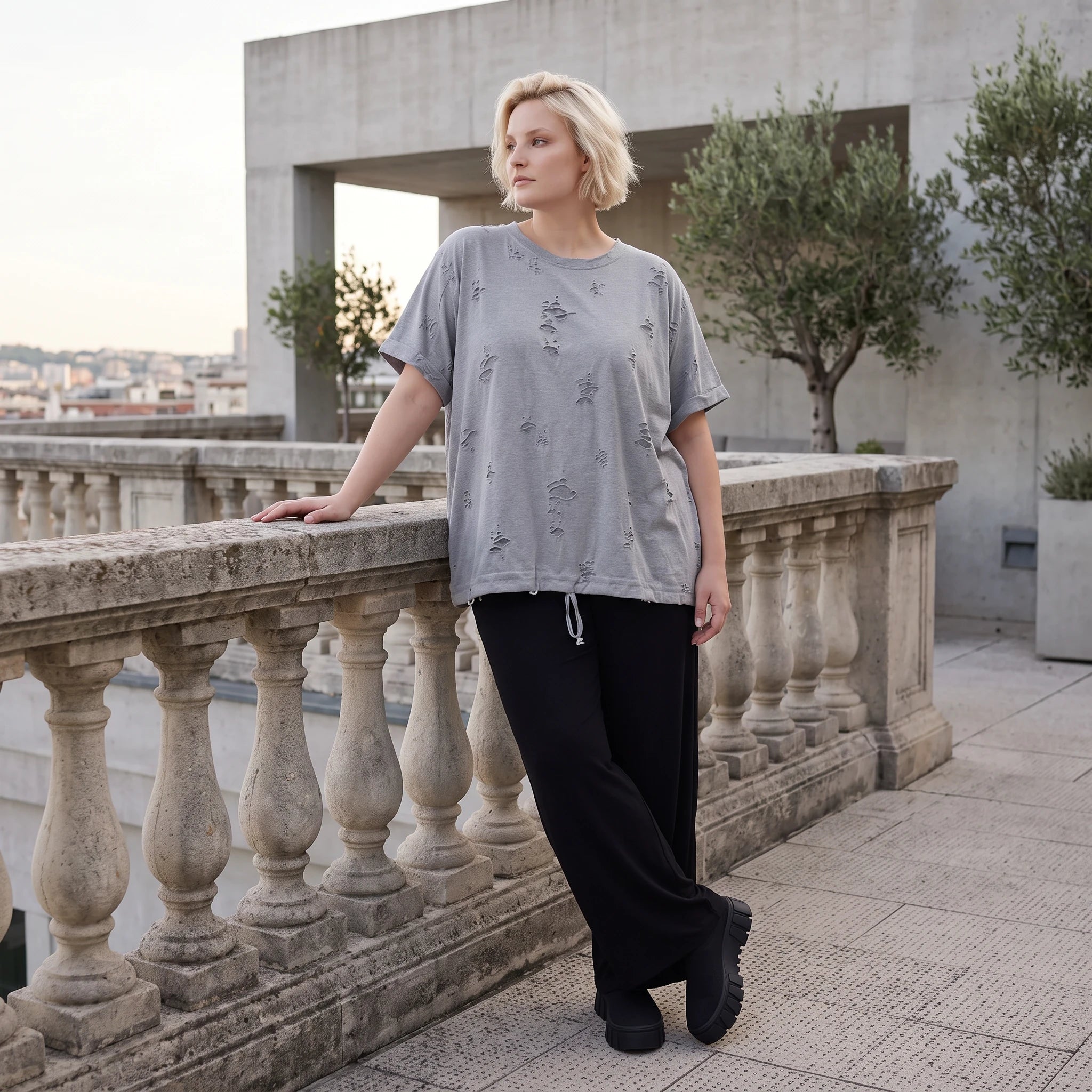Graues Shirt im Destroyedlook aus weichem Jersey mit Rundhalsausschnitt geradem Schnitt