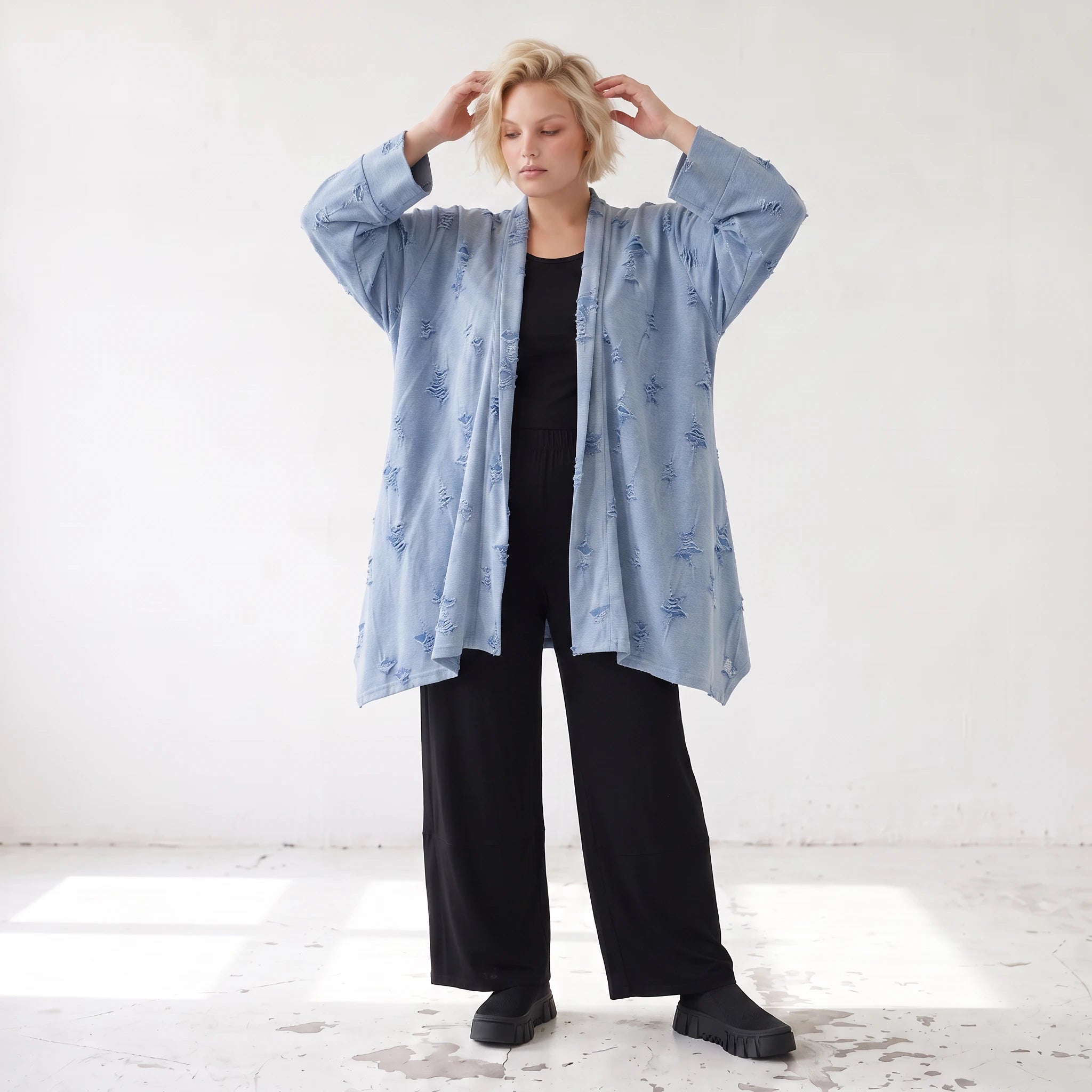 Jeansblauer Jersey Cardigan in A-Linie mit Sternenprint im Destroyed-Look offen locker