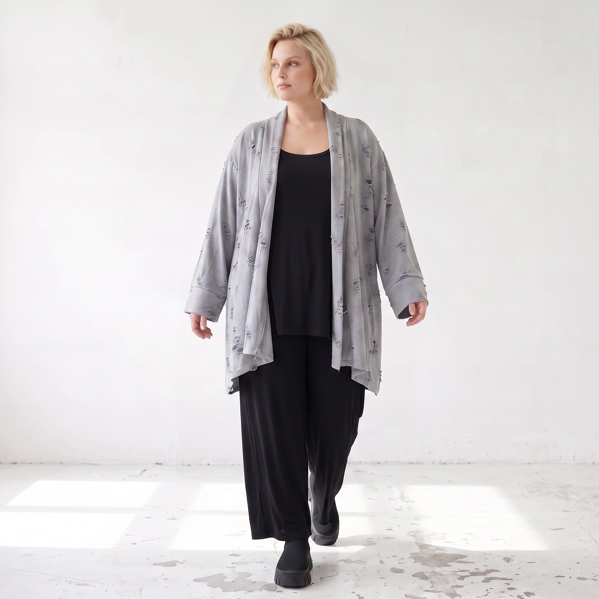 Cardigan aus staubgrauem Jersey mit Sternenmotiv in Destroyed Optik und offenem Schnitt
