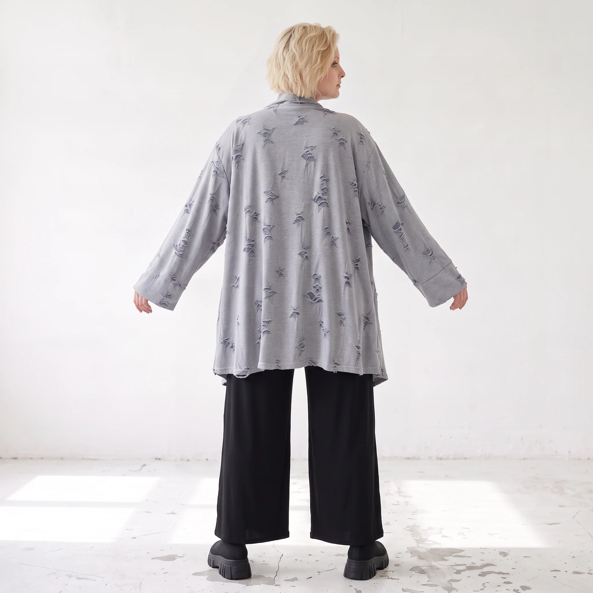 Cardigan aus staubgrauem Jersey mit Sternenmotiv in Destroyed Optik und offenem Schnitt