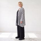 Cardigan aus staubgrauem Jersey mit Sternenmotiv in Destroyed Optik und offenem Schnitt