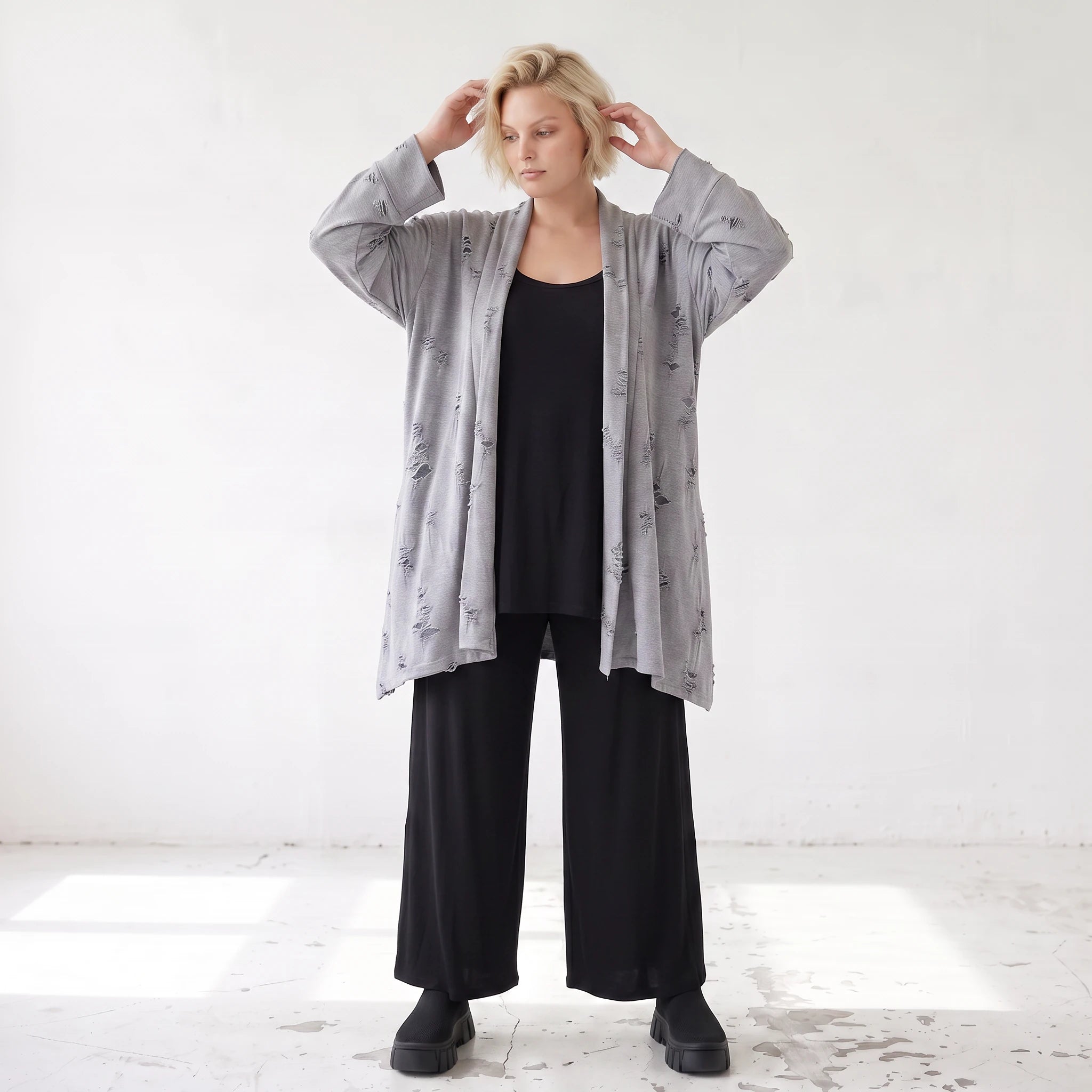 Cardigan aus staubgrauem Jersey mit Sternenmotiv in Destroyed Optik und offenem Schnitt