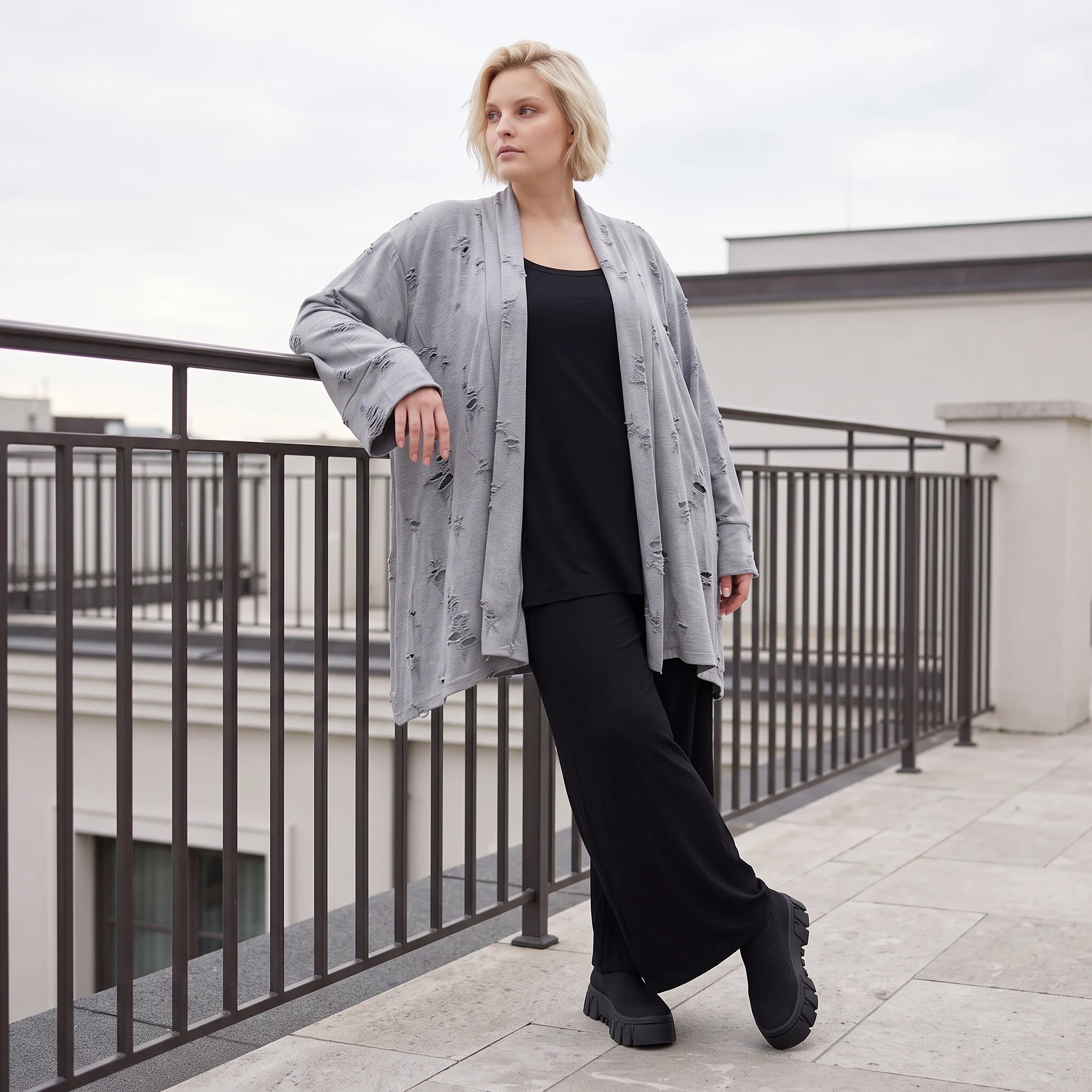 Cardigan aus staubgrauem Jersey mit Sternenmotiv in Destroyed Optik und offenem Schnitt