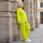 Travellerhose in Limettengrün gerade geschnitten elastisch bügelfrei mit Overlocknaht