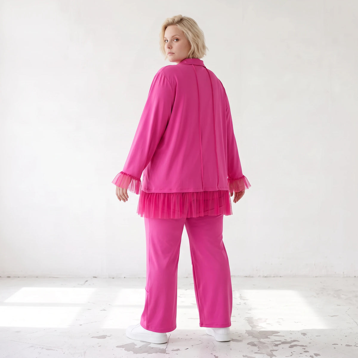 Fuchsia Stretchhose aus Travellergewebe mit geradem Bein Zierklappen und Overlocknaht