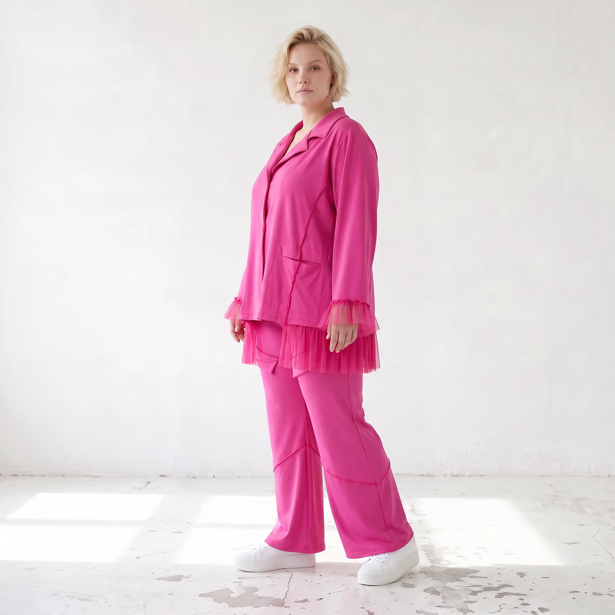 Fuchsia Stretchhose aus Travellergewebe mit geradem Bein Zierklappen und Overlocknaht