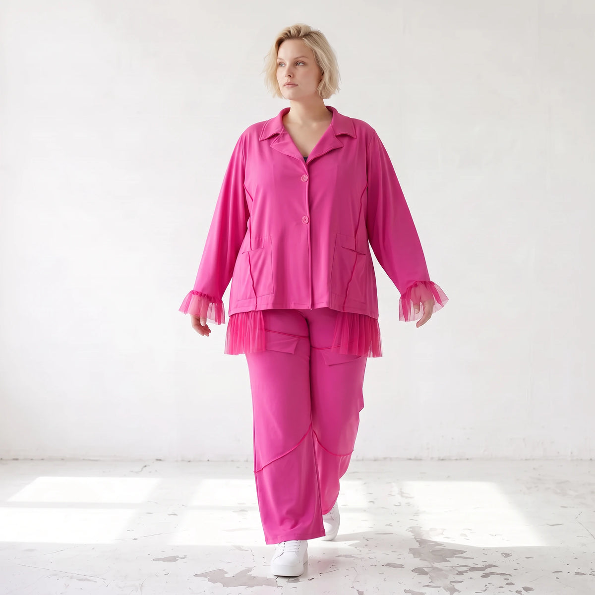 Fuchsia Stretchhose aus Travellergewebe mit geradem Bein Zierklappen und Overlocknaht