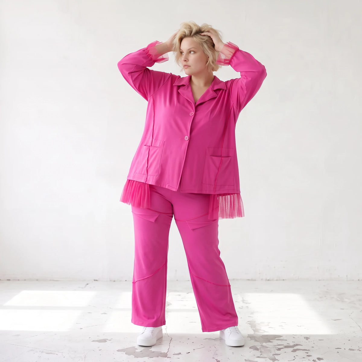 Fuchsia Stretchhose aus Travellergewebe mit geradem Bein Zierklappen und Overlocknaht