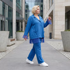 Royalblaue Travellerbluse in A-Linie mit Hemdkragen edler Tüll-Applikation und Nahttaschen