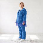Royalblaue Travellerbluse in A-Linie mit Hemdkragen edler Tüll-Applikation und Nahttaschen