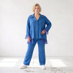 Royalblaue Travellerbluse in A-Linie mit Hemdkragen edler Tüll-Applikation und Nahttaschen