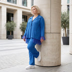 Royalblaue Travellerbluse in A-Linie mit Hemdkragen edler Tüll-Applikation und Nahttaschen