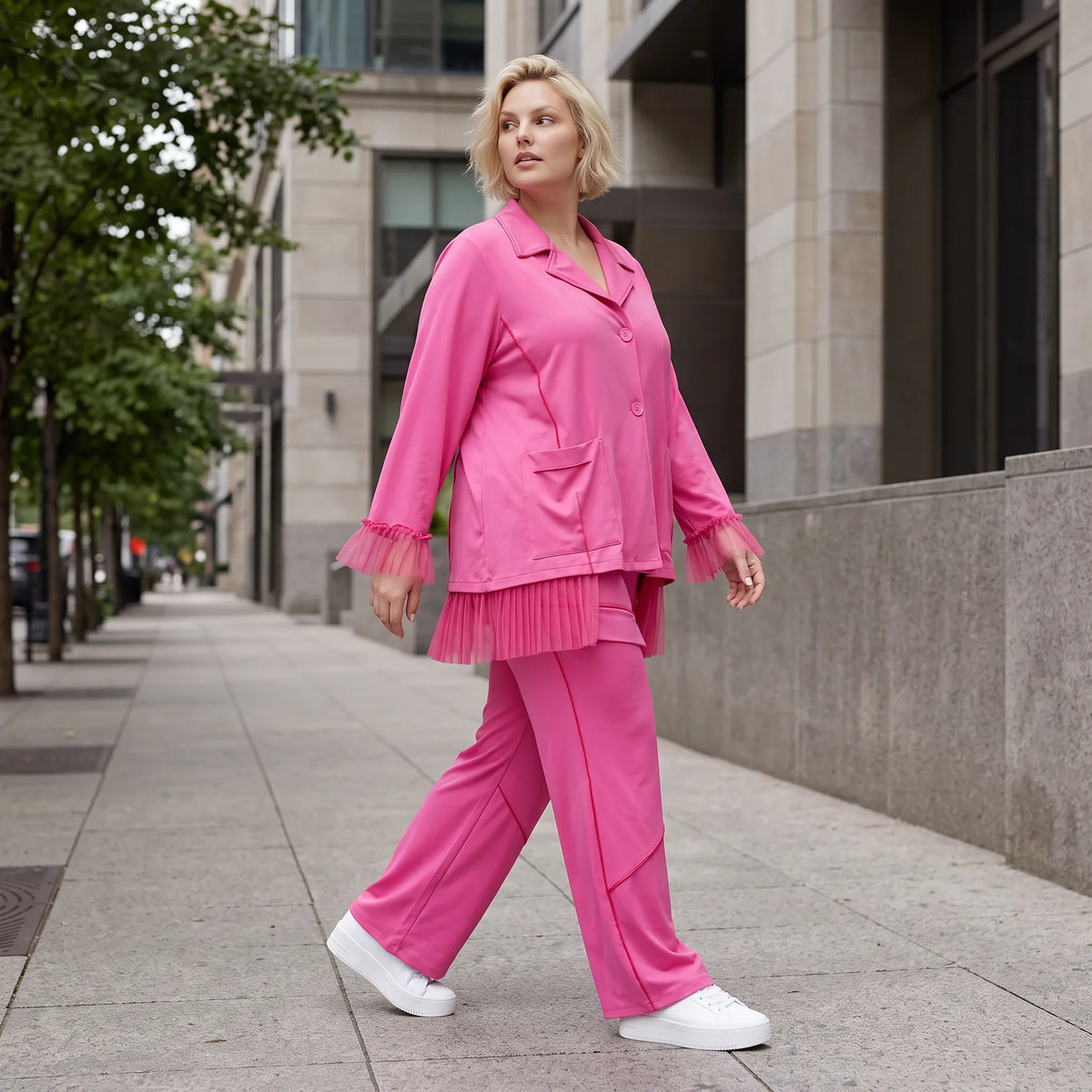 Fuchsia Travellerbluse mit Tüllbesatz und Overlocknaht leichte knitterarme Hemdbluse