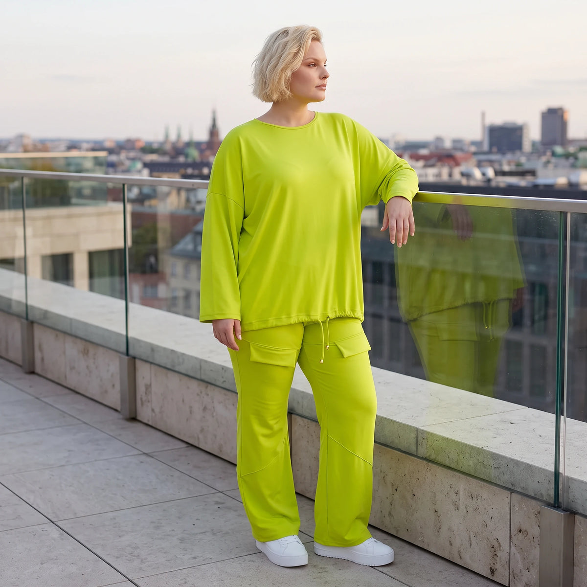 Limettengrünes Langarmshirt in Travellerqualität mit kastigem Schnitt und Tunnelzugsaum