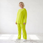 Limettengrünes Langarmshirt in Travellerqualität mit kastigem Schnitt und Tunnelzugsaum