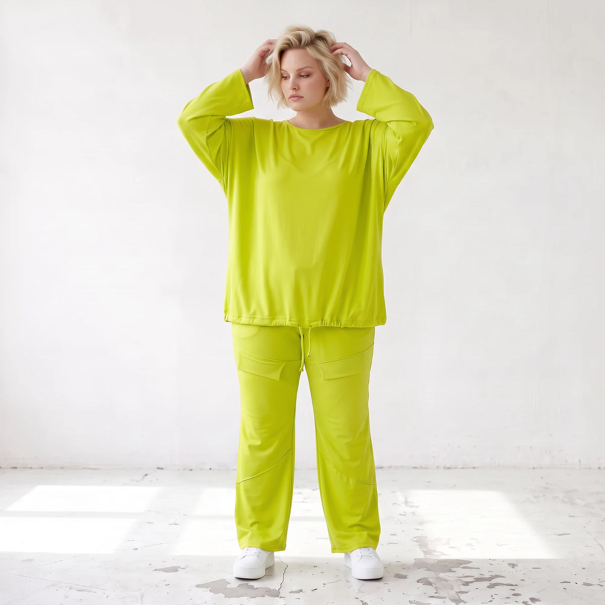 Limettengrünes Langarmshirt in Travellerqualität mit kastigem Schnitt und Tunnelzugsaum