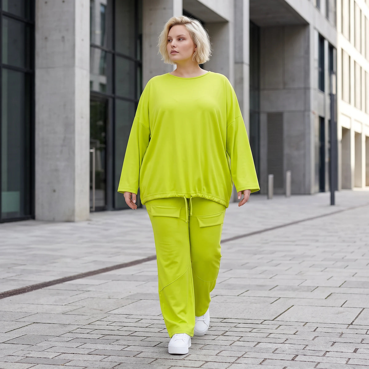 Limettengrünes Langarmshirt in Travellerqualität mit kastigem Schnitt und Tunnelzugsaum