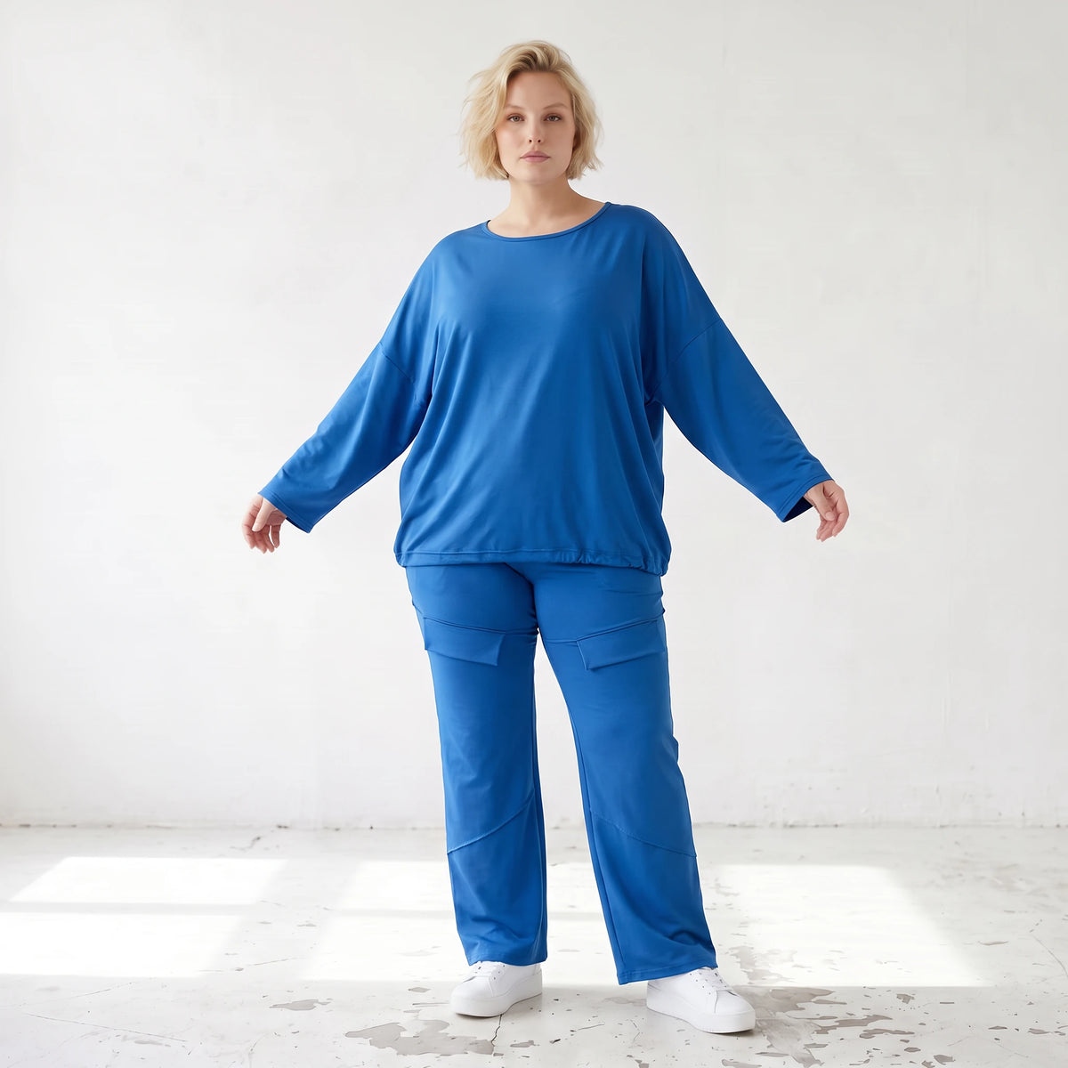 Royalblaues Langarmshirt in Travellerqualität mit Stretch kastigem Schnitt und Tunnelzug