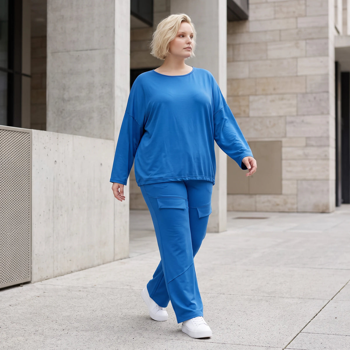 Royalblaues Langarmshirt in Travellerqualität mit Stretch kastigem Schnitt und Tunnelzug