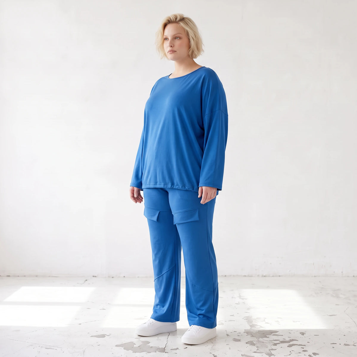 Royalblaues Langarmshirt in Travellerqualität mit Stretch kastigem Schnitt und Tunnelzug