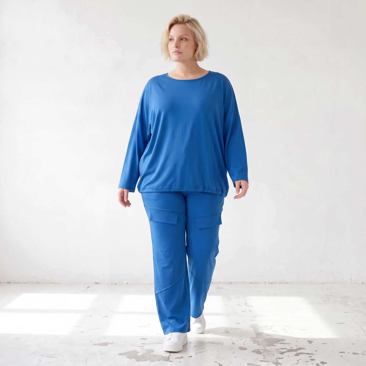 Royalblaues Langarmshirt in Travellerqualität mit Stretch kastigem Schnitt und Tunnelzug