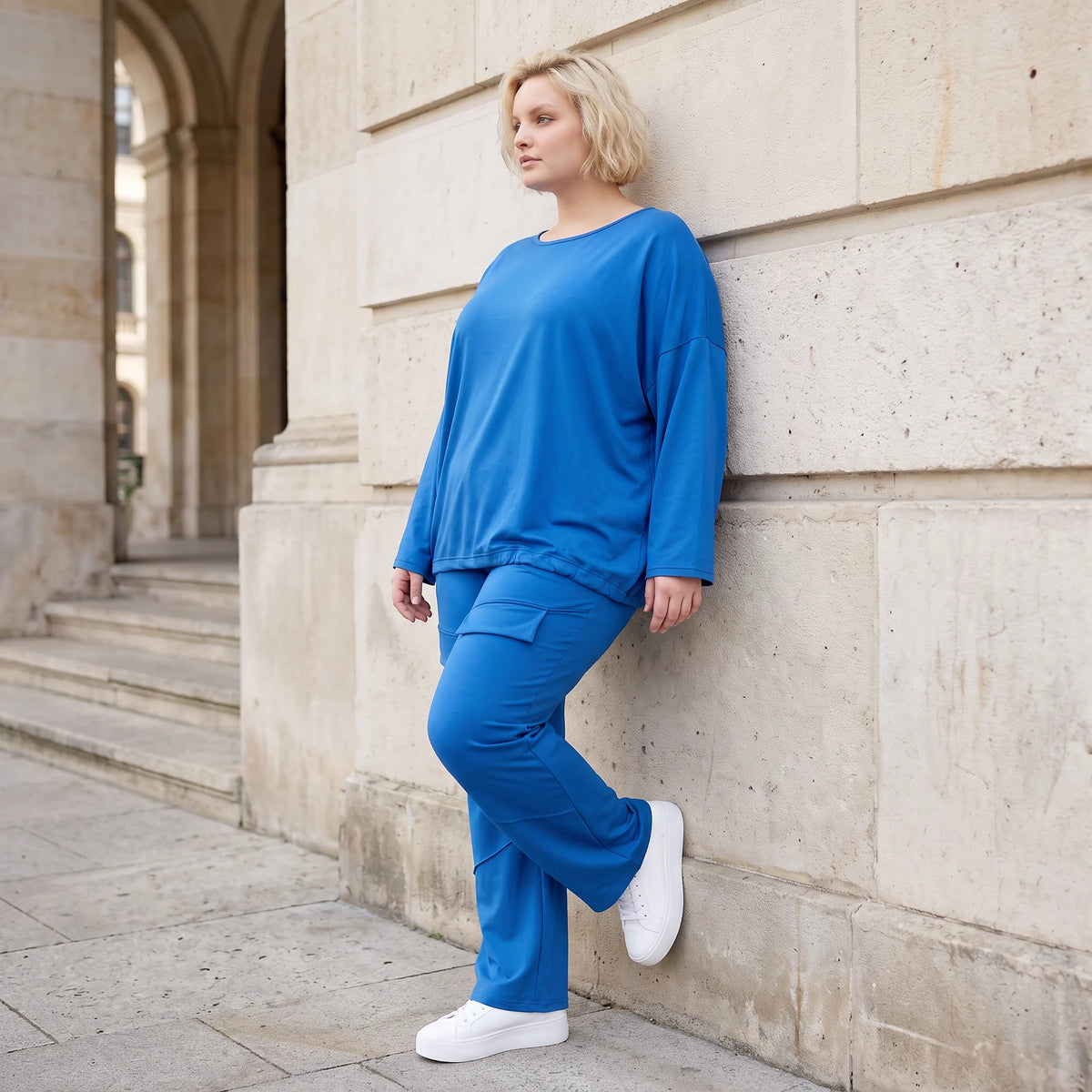 Royalblaues Langarmshirt in Travellerqualität mit Stretch kastigem Schnitt und Tunnelzug