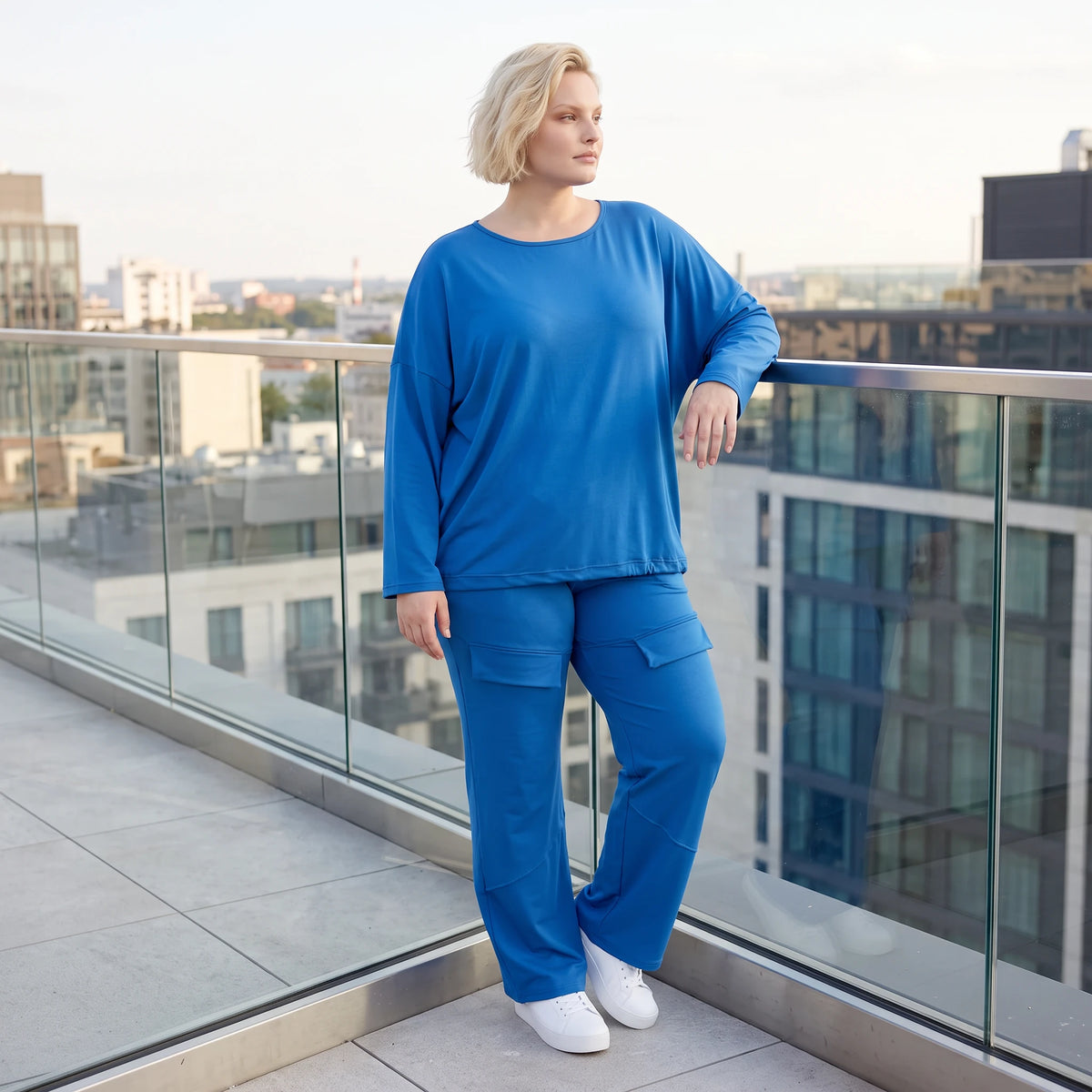 Royalblaues Langarmshirt in Travellerqualität mit Stretch kastigem Schnitt und Tunnelzug