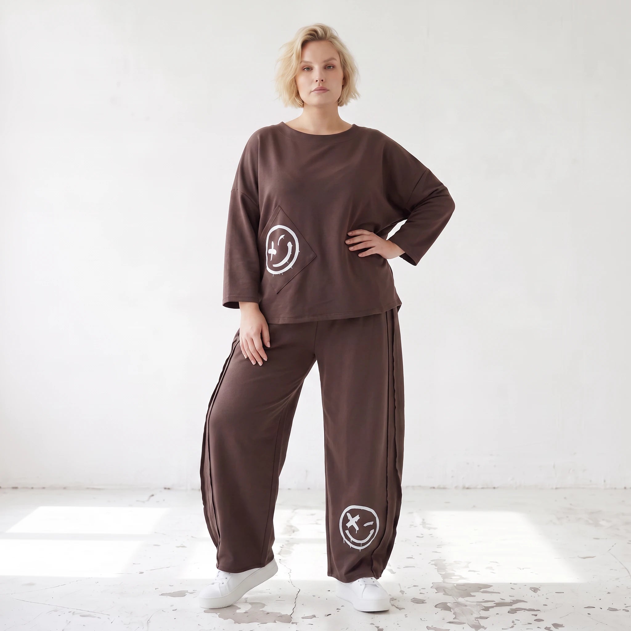 Ballonhose in Espresso aus French Terry mit Smiley Druck und Biesennähten bequem weich