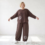 Ballonhose in Espresso aus French Terry mit Smiley Druck und Biesennähten bequem weich