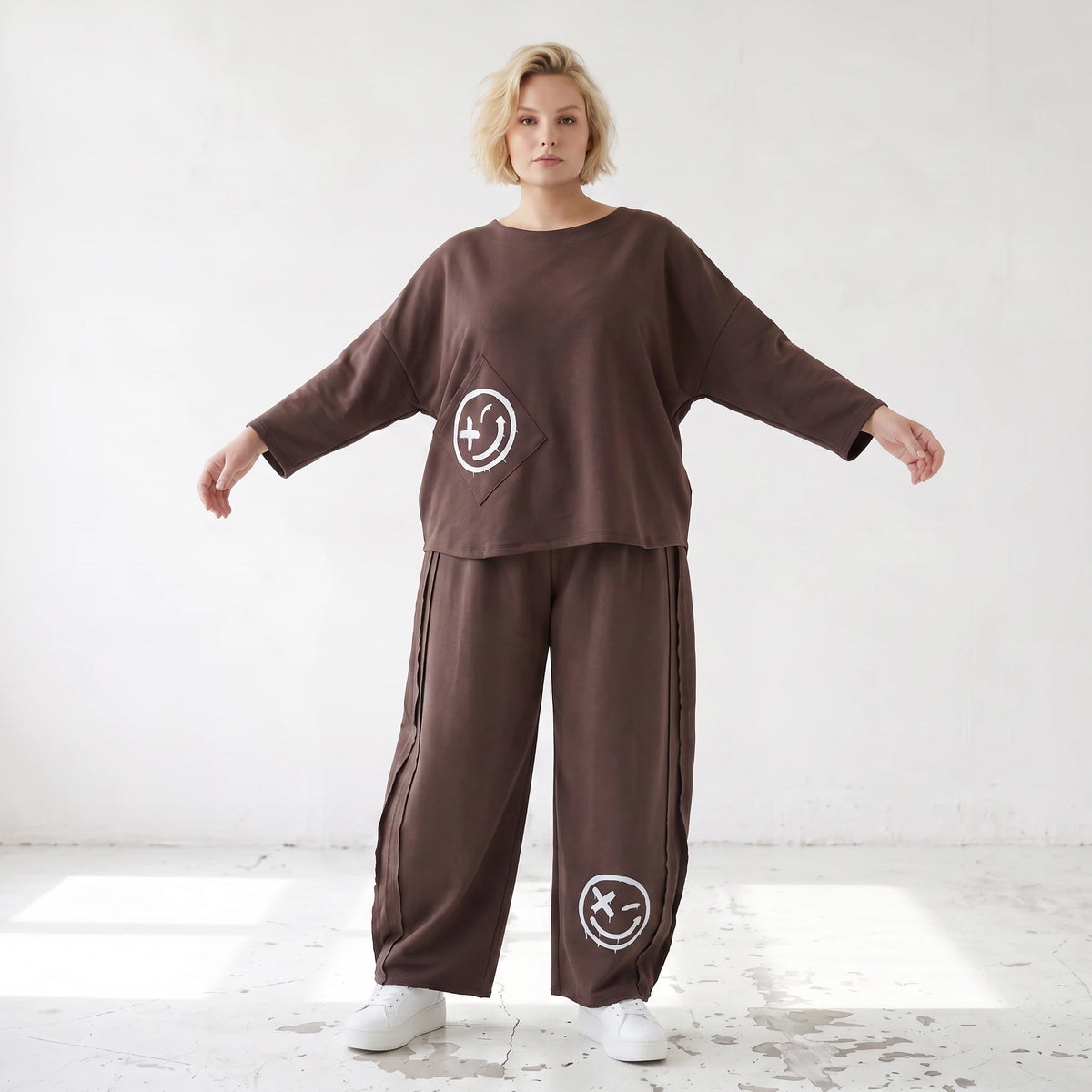 Ballonhose in Espresso aus French Terry mit Smiley Druck und Biesennähten bequem weich