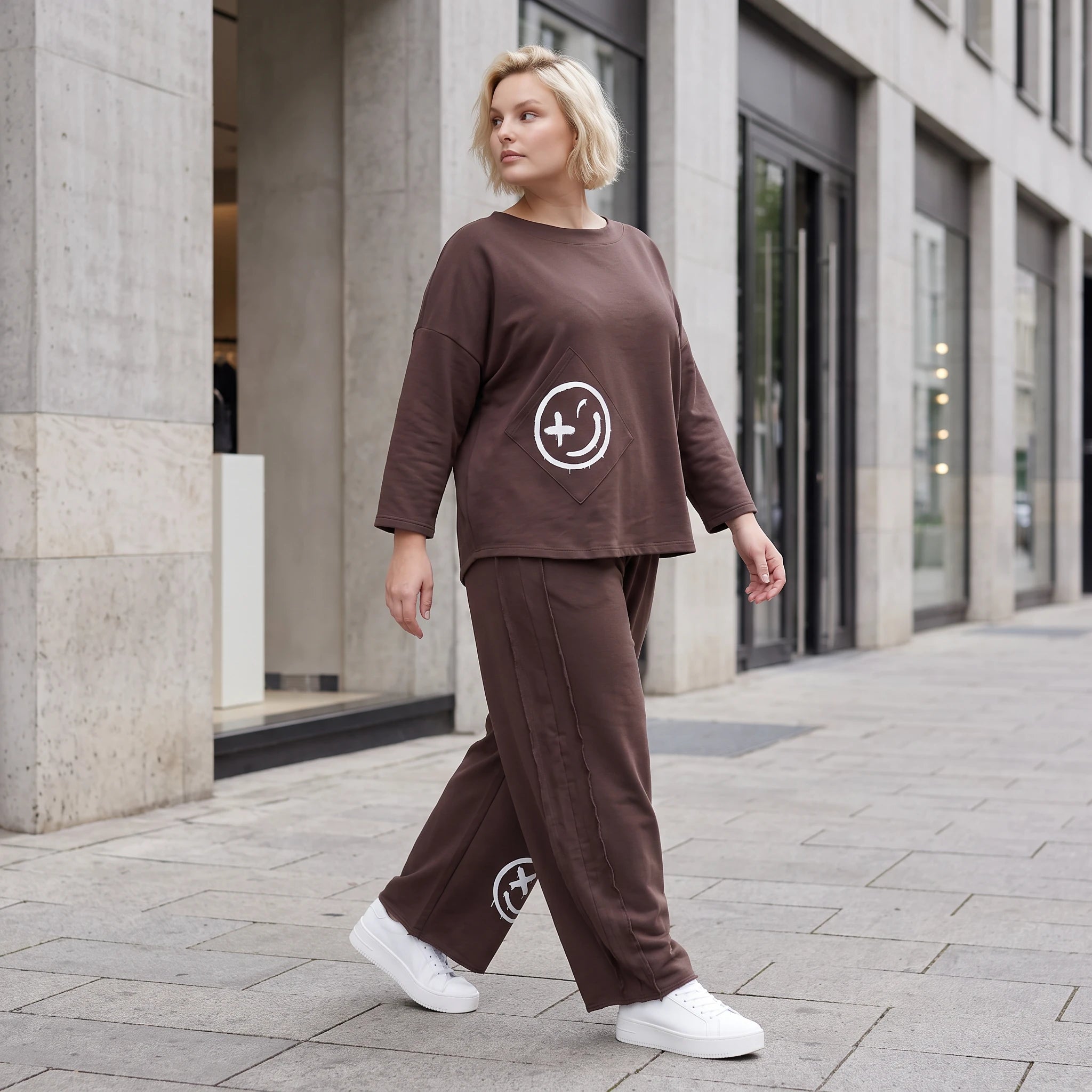 Ballonhose in Espresso aus French Terry mit Smiley Druck und Biesennähten bequem weich