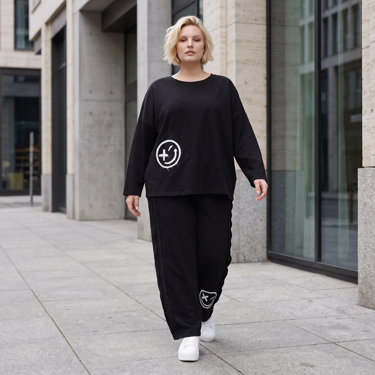 Ballonhose in Midnight Black aus French Terry mit Stretch und Smiley Detail vorn am Bein