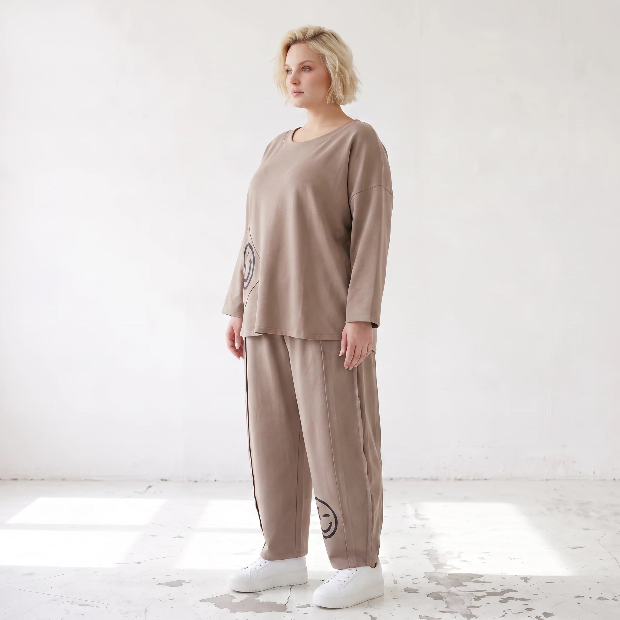 Taupe Ballonhose aus weichem French Terry mit Smileymuster Biesennähten und Dehnbund