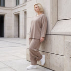 Taupe Ballonhose aus weichem French Terry mit Smileymuster Biesennähten und Dehnbund