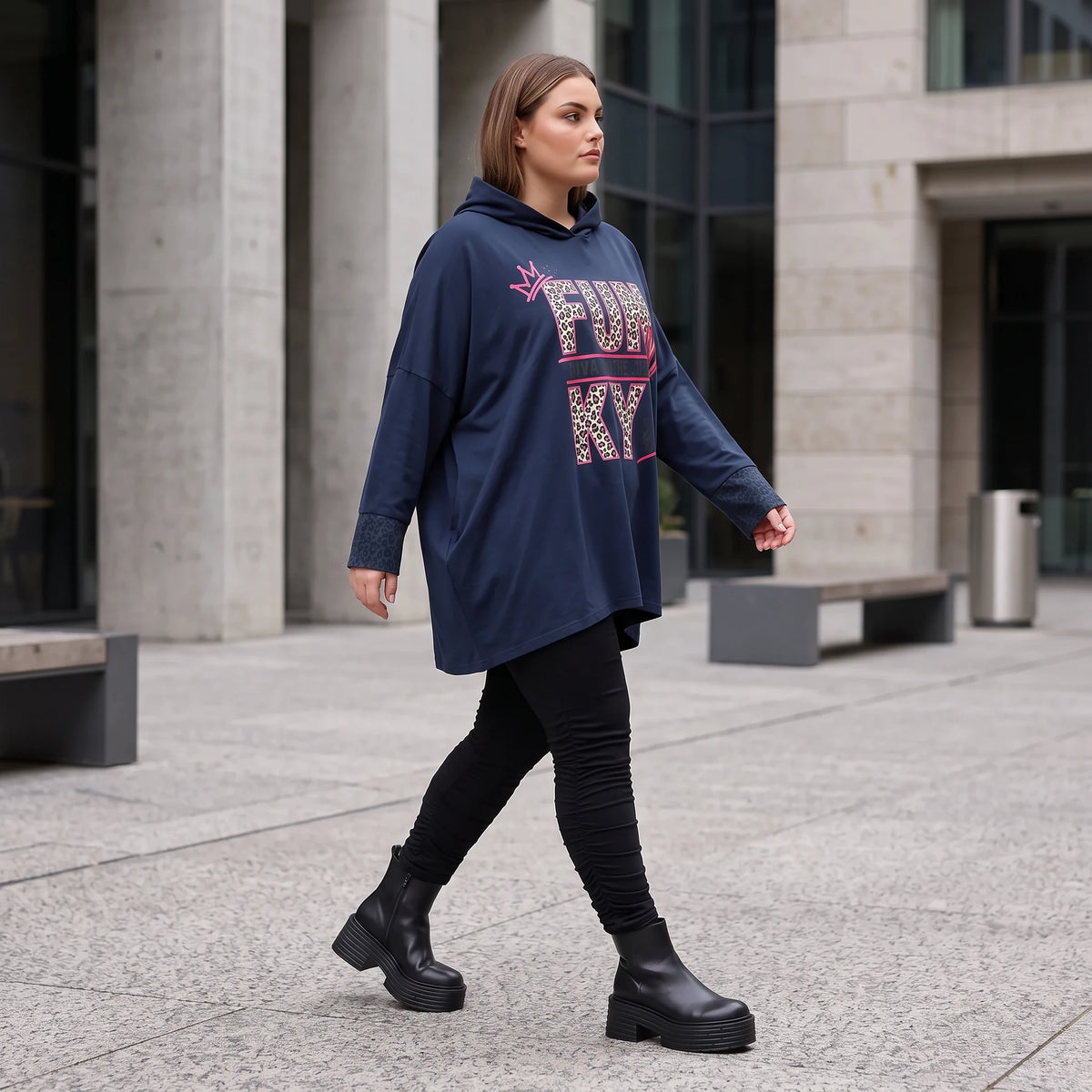 Dunkelblaues Kapuzensweatshirt mit Leoprint aus French Terry mit gerader Silhouette