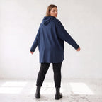 Dunkelblaues Kapuzensweatshirt mit Leoprint aus French Terry mit gerader Silhouette