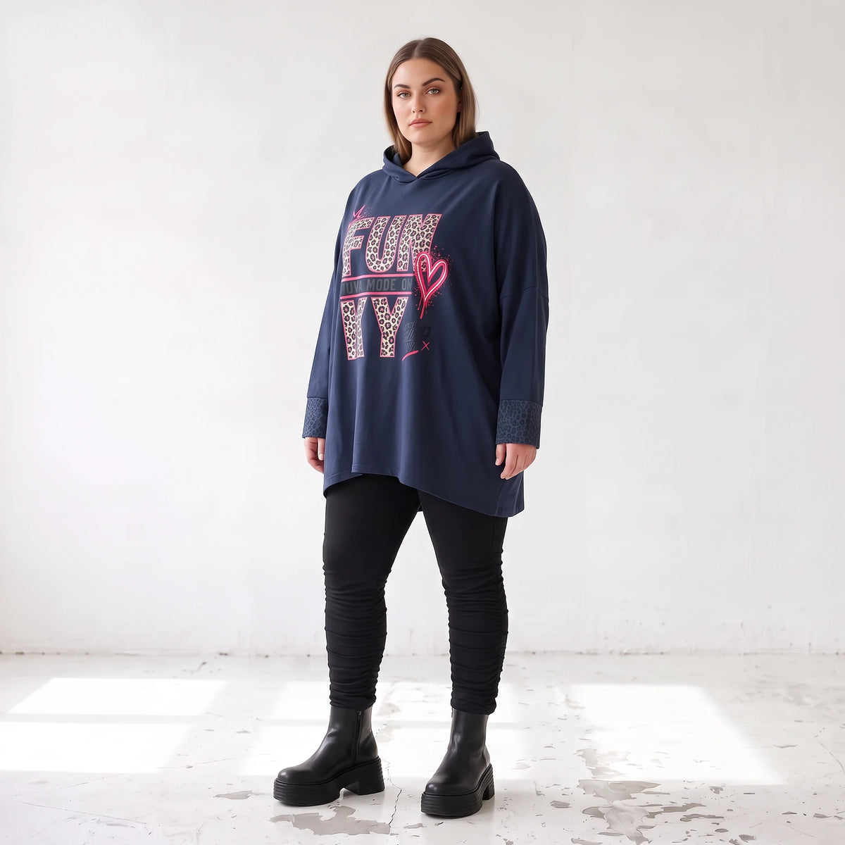 Dunkelblaues Kapuzensweatshirt mit Leoprint aus French Terry mit gerader Silhouette