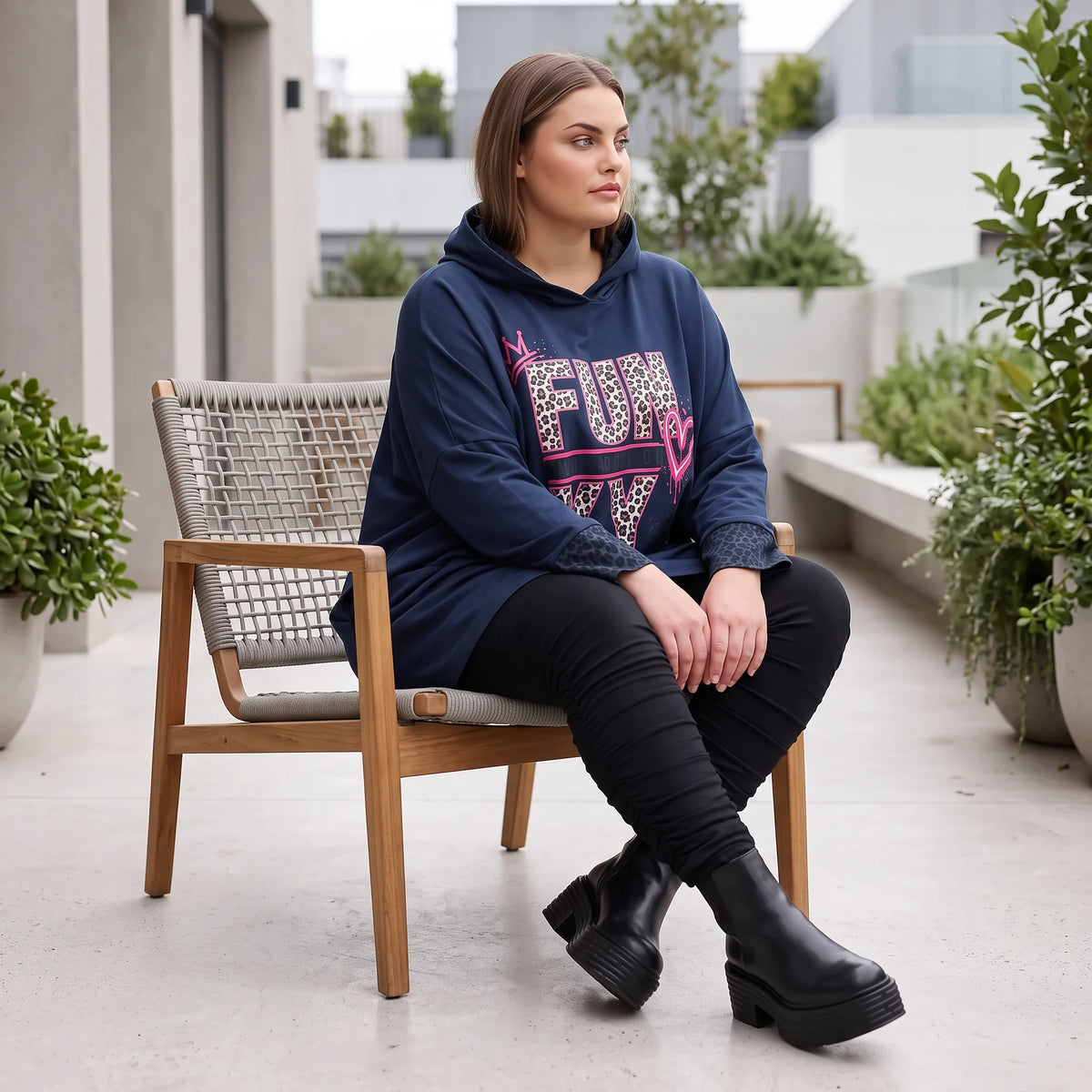 Dunkelblaues Kapuzensweatshirt mit Leoprint aus French Terry mit gerader Silhouette