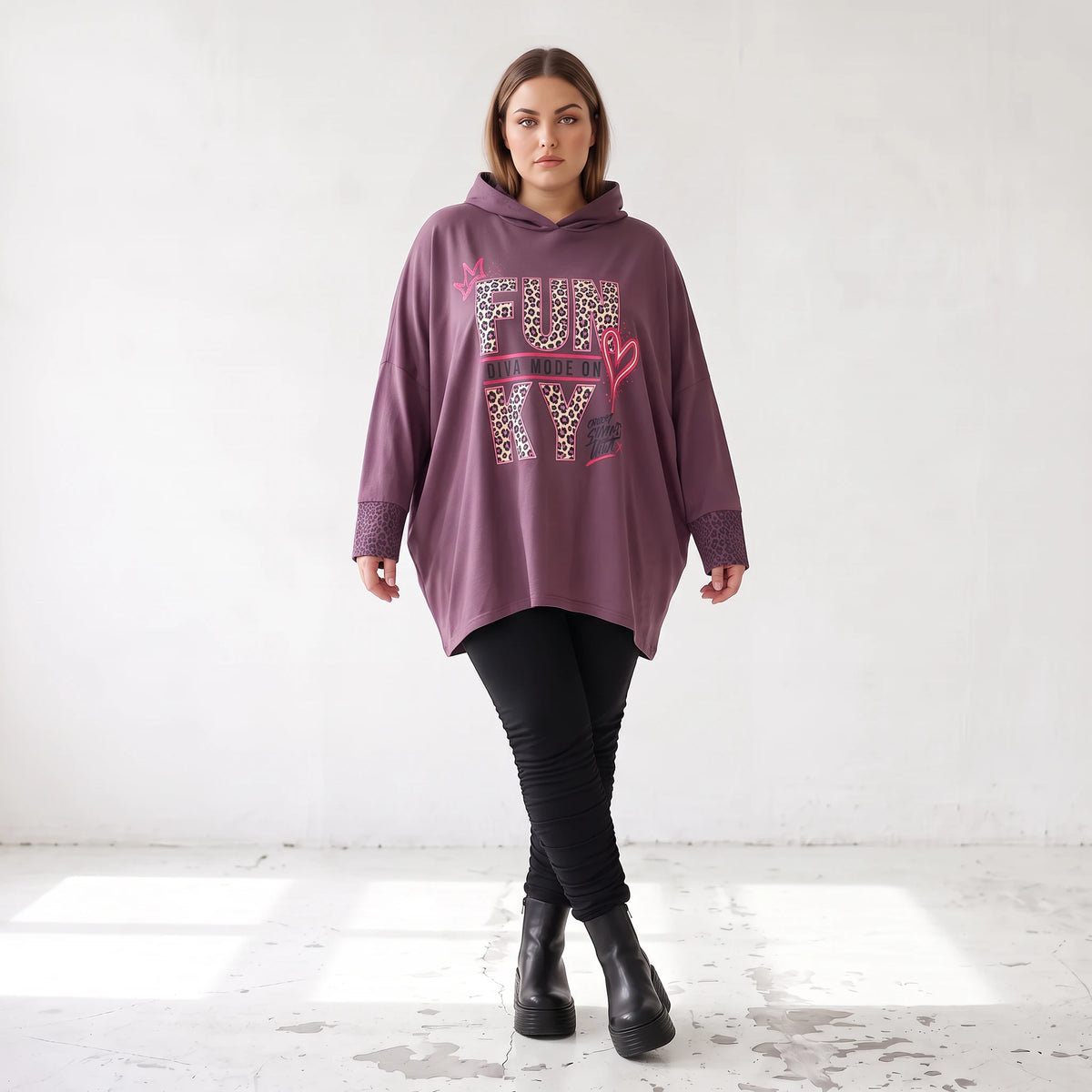 Fliederner Kapuzenpullover mit Leoprint aus French Terry mit Stretch und Seitentaschen