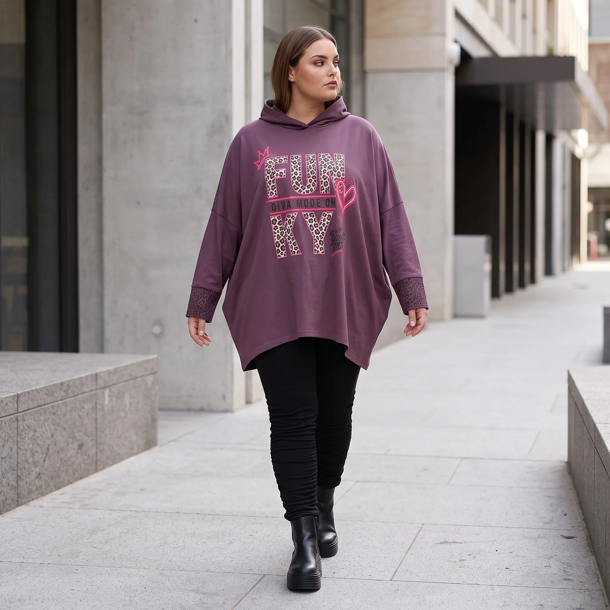 Fliederner Kapuzenpullover mit Leoprint aus French Terry mit Stretch und Seitentaschen